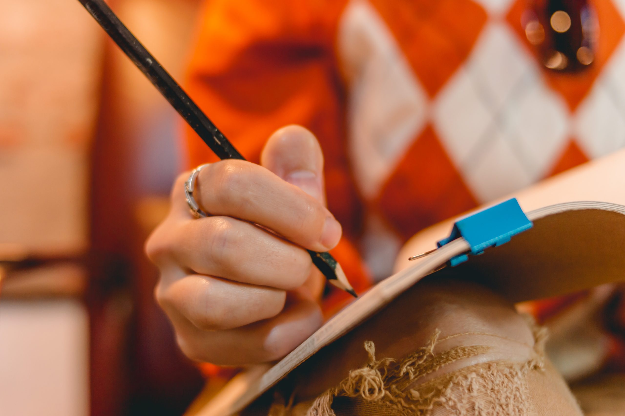 Handen die schrijven uitvaartwensen Handen die schrijven uitvaartwensen